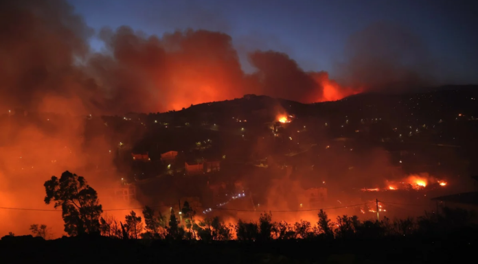 Ανεξέλεγκτα καίει η φωτιά στην Πεντέλη – Μαίνεται σε Ντράφι και Ανθούσα