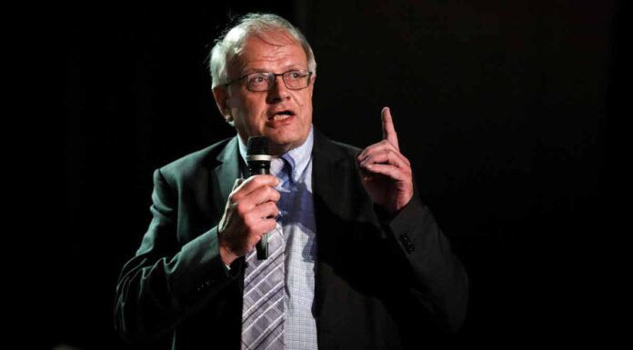 Άκης Τσελέντης για παρέμβαση εισαγγελέα: «Πόσο χαζός πρέπει να είναι κανείς να πιστεύει ότι θα… αδειάσει από το νερό το Αιγαίο»!