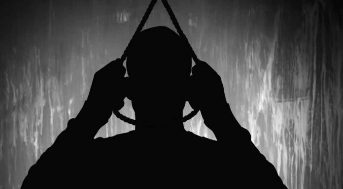 22χρονος κρεμάστηκε σε δημόσια θέα από κολώνα της ΔΕΗ 22χρονος κρεμάστηκε σε δημόσια θέα από κολώνα της ΔΕΗ