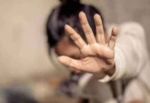 Όρμησε εναντίον της συζύγου του με μπουνιές, σίδερο και κουζινομάχαιρο!