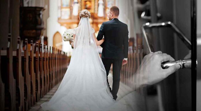 Πεθερά έπιασε τη νύφη με τον εραστή της στις τουαλέτες την ώρα της γαμήλιας δεξίωσης Πεθερά έπιασε τη νύφη με τον εραστή της στις τουαλέτες την ώρα της γαμήλιας δεξίωσης