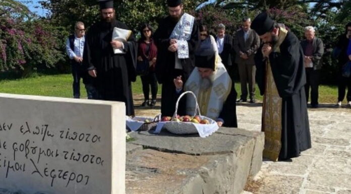 Ο αρχιεπίσκοπος Κρήτης γονάτισε στον τάφο του «ιερόσυλου» Νίκου Καζαντζάκη