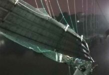 Εκατοντάδες άνθρωποι έπεσαν σε ποταμό όταν κατέρρευσε γέφυρα – Πάνω από 68 νεκροί