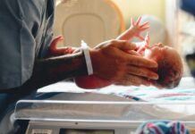 Ηράκλειο: Ιδού οι “πρωταγωνιστές” της γέννας μέσα στο ασθενοφόρο (βίντεο)