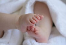 Σε καλύτερη κατάσταση το δίδυμο αδελφάκι του 1,5 ετών παιδιού που πέθανε από σηψαιμία