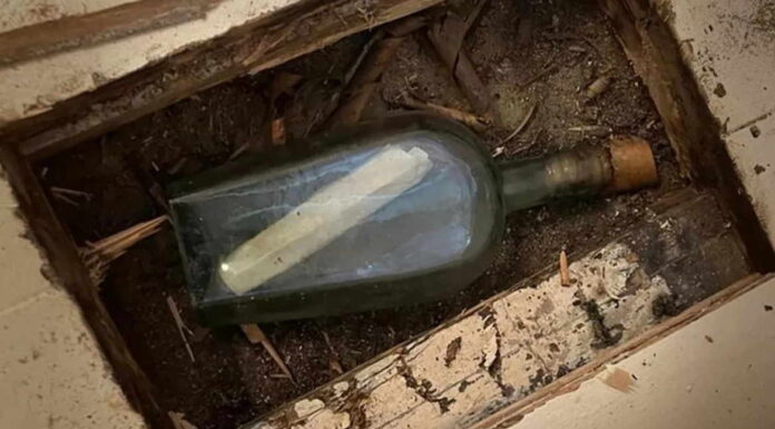 Ανεπανάληπτο εύρημα. Mπουκάλι ήταν κρυμμένο κάτω από ξύλινο πάτωμα για 135 χρόνια