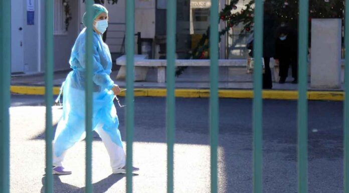 Ανοίγει ο δρόμος για την επιστροφή των ανεμβολίαστων υγειονομικών στο ΕΣΥ