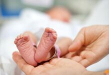 Απίστευτο! Γεννήθηκε μωρό με… 8 έμβρυα μέσα στο στομάχι του