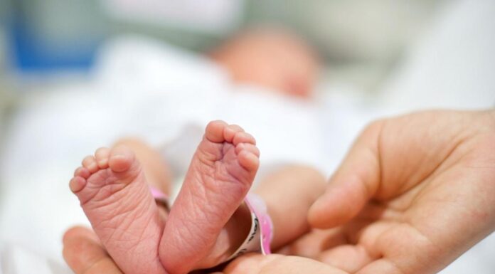 Απίστευτο! Γεννήθηκε μωρό με… 8 έμβρυα μέσα στο στομάχι του