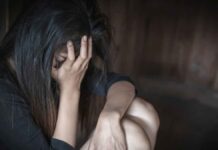 Αδέρφια καταγγέλλουν τον πατέρα τους για βιασμό και τη μητέρα για συγκάλυψη Αδέρφια καταγγέλλουν τον πατέρα τους για βιασμό και τη μητέρα για συγκάλυψη