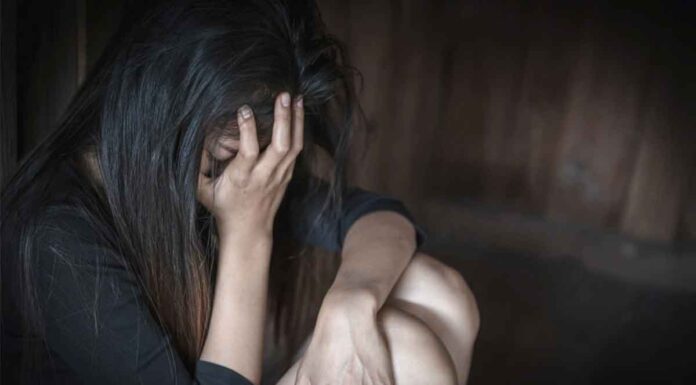 Τη νάρκωσε, τη βίασε, την άφησε έγκυο και τη χτύπησε ανελέητα για να αποβάλλει Αδέρφια καταγγέλλουν τον πατέρα τους για βιασμό και τη μητέρα για συγκάλυψη