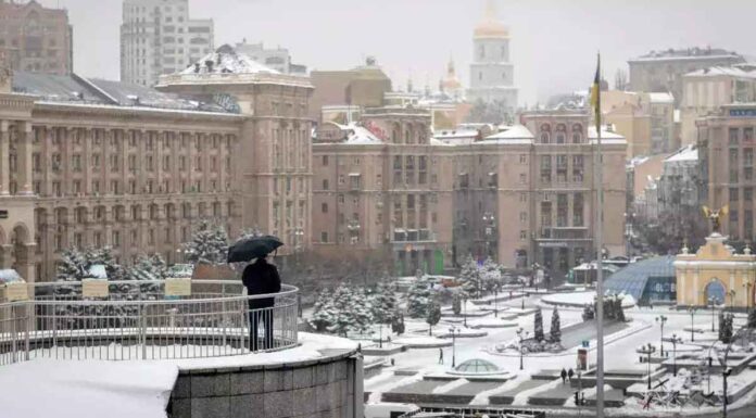 Στην εποχή των παγετώνων γυρίζουν το Κίεβο τα ρωσικά πλήγματα: Θερμοκρασίες κάτω από το μηδέν και υποσχέσεις για 4 ώρες ρεύμα!