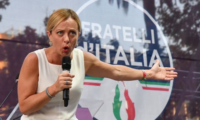 Η Μελόνι επιτρέπει στους ανεμβολίαστους υγειονομικούς να επιστρέψουν στις θέσεις τους