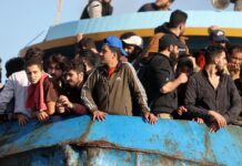 Κρήτη: Η κακοκαιρία ανάγκασε τους μετανάστες να κατέβουν από το σκάφος