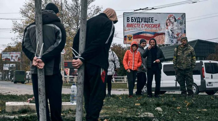Το καθεστώς του Κιέβου εκκαθαρίζει την Χερσώνα από τους ρωσόφωνους: Τους δένουν σε πασσάλους για τιμωρία.