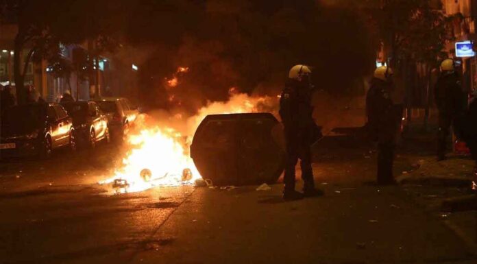«Χάος» το βράδυ στην Αττική: Οι Ρομά πυροβόλησαν στο πρόσωπο τον διοικητή της ομάδας ΟΠΚΕ (upd)