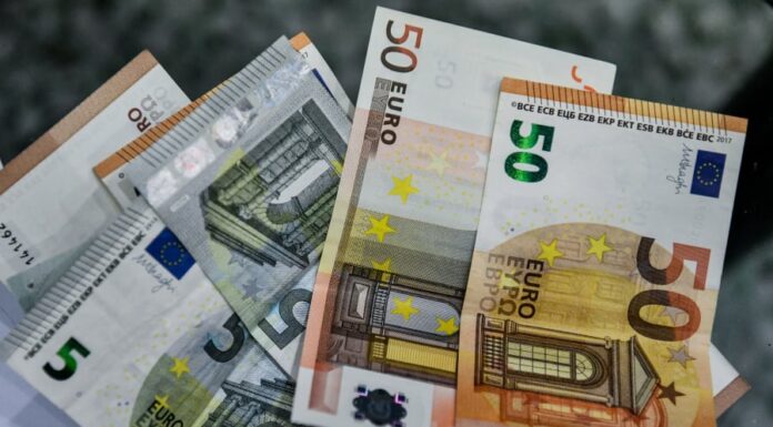 Δώρο Χριστουγέννων: Έως σήμερα η καταβολή, οι «ποινές» για όσους εργοδότες το «ξεχάσουν»