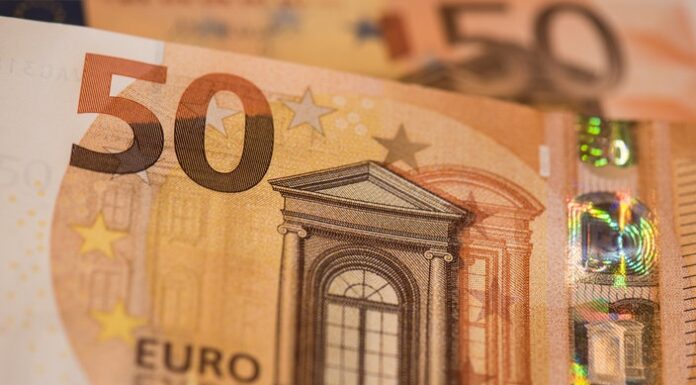 Γιατί πρέπει να πληρώνουμε με μετρητά παντού αντί για τραπεζική κάρτα;