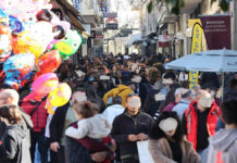 Το Ηράκλειο βούλιαξε από κόσμο και η αγορά πήρε “φωτιά”.