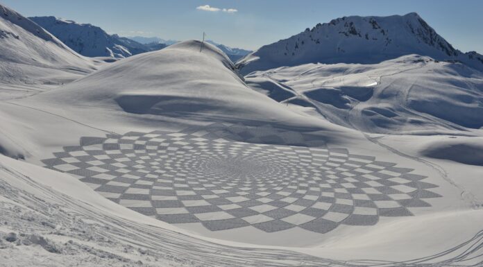 Ζωγραφίζοντας πάνω στο χιόνι με… τα πόδια του!