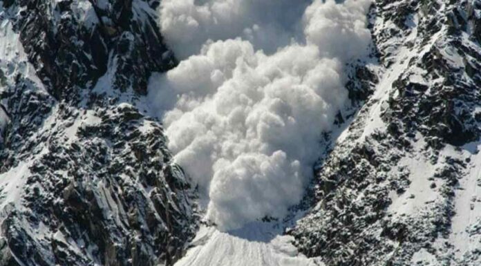 Αυστρία: Η στιγμή που η χιονοστιβάδα «καταπίνει» τους 10 σκιέρ (βίντεο)