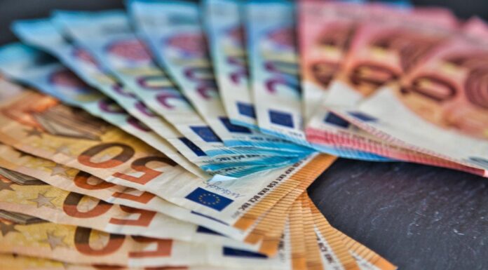 Επίδομα 400 ευρώ: Ποιοι οι δικαιούχοι για το πρόγραμμα «Πάω Μπροστά»