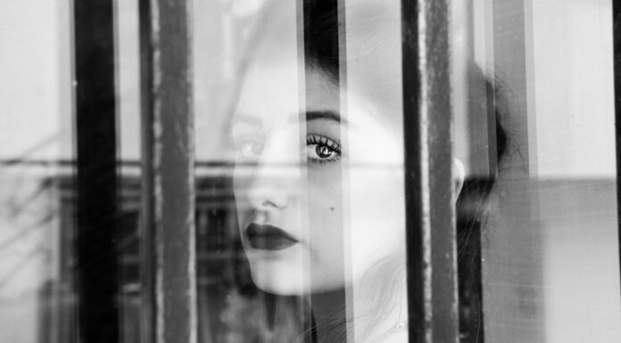 Βία είναι να δουλεύεις 10 με 12 ώρες για 700 ευρώ και να μην τολμάς να πεις κουβέντα…ΒΙΑ ΕΙΝΑΙ..!!!