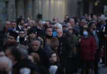 Τέως βασιλιάς: Πλήθος κόσμου έξω από το Παρεκκλήσι της Μητρόπολης