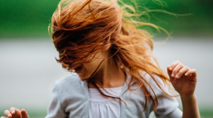 Να γελάς πολύ, να κλαις πολύ, να τα νιώθεις όλα πολύ και να τραντάζεις τη γη στο πέρασμα σου.