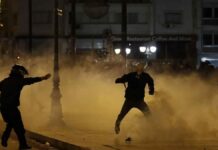 Κουκουλοφόροι έκαψαν ζωντανό 15χρονο στο Σύνταγμα επειδή φορούσε μπουφάν με την Ελληνική Σημαία! – Εξαφανισμένη η αστυνομία!