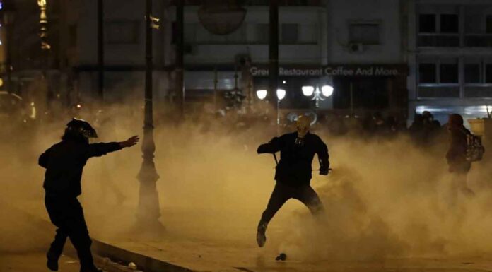 Κουκουλοφόροι έκαψαν ζωντανό 15χρονο στο Σύνταγμα επειδή φορούσε μπουφάν με την Ελληνική Σημαία! – Εξαφανισμένη η αστυνομία!