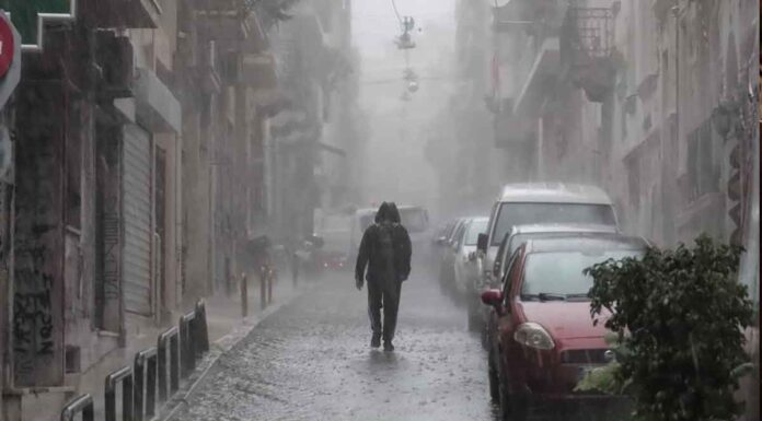 Απλές βροχές «ρήμαξαν» την Αθήνα «Βούλιαξε» κεντρικός δρόμος και «ρούφηξε» γυναίκα (φωτό)