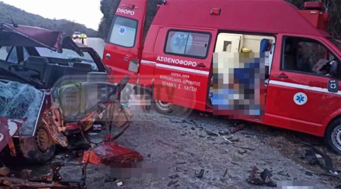 Σφοδρή σύγκρουση ΙΧ με ασθενοφόρο -Σκοτώθηκε ο οδηγός του αυτοκινήτου και ο ασθενής (βίντεο)