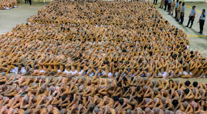 Ανοιξε τις πύλες της τεράστια φυλακή στο Ελ Σαλβαδόρ – Απίστευτες εικόνες από την μεταφορά των κρατουμένων