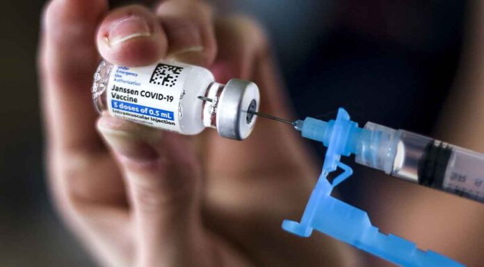 Aμερικανός Γερουσιαστής: «Επίτηδες σαμποτάρισαν την θεραπεία για τον Covid-19 για να δοθεί επείγουσα άδεια για τα εμβόλια»!