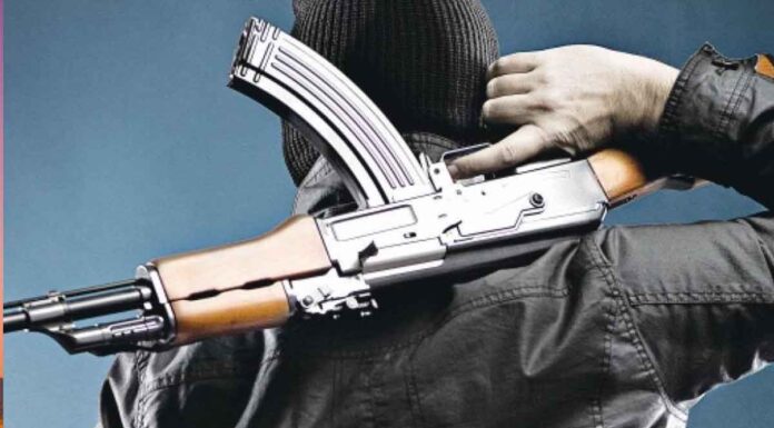 Άνδρας με καλάσνικοφ άνοιξε πυρ στη μέση του δρόμου στην Αγία Βαρβάρα!