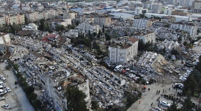 Τρεις νεκροί και πάνω από 200 τραυματίες από τον σεισμό των 6,4 ρίχτερ στην Τουρκία