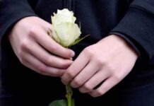Πέθανε ο πατέρας που ζούσε με την κόρη του στο αυτοκίνητο μετά από έξωση