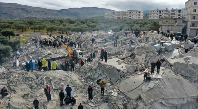 Σεισμός σε Τουρκία – Συρία: Πάνω από 15.000 νεκροί – «Η δόνηση τίναξε στον αέρα τα κτίρια» λέει Έλληνας καθηγητής
