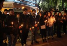 Ηράκλειο: Με ένα κερί και σιωπηροί τίμησαν τα θύματα της τραγωδία στα Τέμπη (Φωτογραφίες)