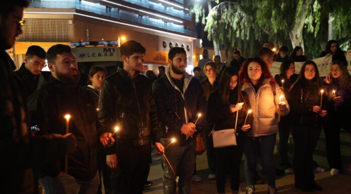 Ηράκλειο: Με ένα κερί και σιωπηροί τίμησαν τα θύματα της τραγωδία στα Τέμπη (Φωτογραφίες)
