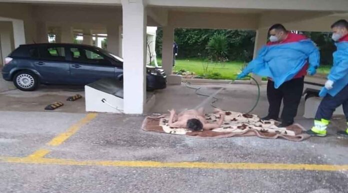 Εικόνα μεσαίωνα στον Ωρωπό: Έπλεναν με λάστιχο γυμνή ηλικιωμένη σε πυλωτή πολυκατοικίας – Εντολή για ΕΔΕ από τον δήμαρχο