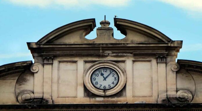 Αντίστροφη μέτρηση για την αλλαγή ώρας: Πότε γυρίζουμε τα ρολόγια