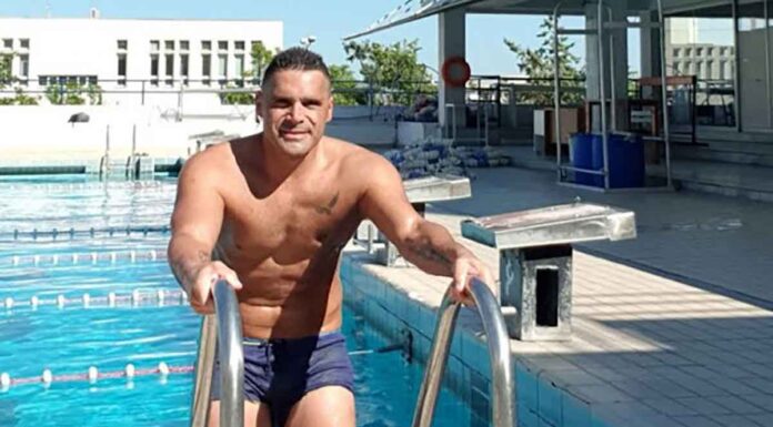 Από Τη Σητεία Στα Χανιά Κολυμπώντας Ο Χαράλαμπος Ταϊγανίδης