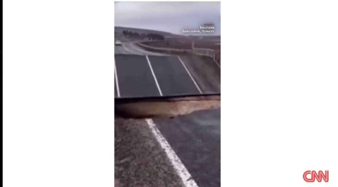 Τουρκία – Βίντεο σοκ: Η στιγμή που δρόμος χωρίζεται στα δύο από τις πλημμύρες