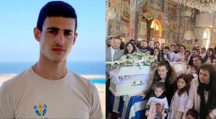 Πόζαραν χαμογελαστοί γύρω από το φέρετρο: Η περίεργη φώτο των συγγενών στην κηδεία του Κυπριανού και η ερμηνεία