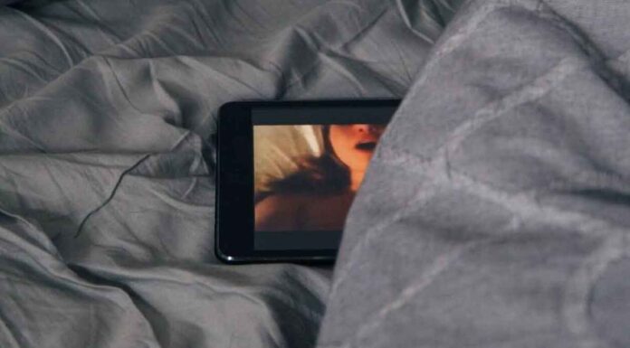 14χρονος βιντεοσκόπησε 13χρονη σε προσωπικές τους στιγμές και το έστειλε σε όλο το σχολείο