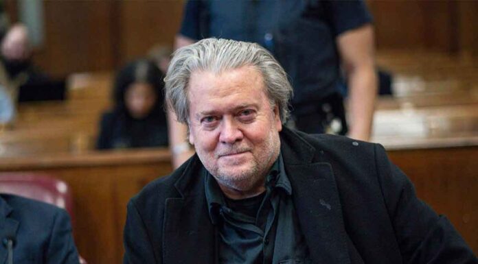 Στιβ Μπάνον: «Η κυβέρνηση Μπάιντεν μας οδηγεί σε Γ’ ΠΠ – Οι γιοι και οι κόρες σας θα πεθάνουν σε ξένα πεδία μάχης»