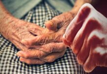Βίντεο φρίκης με τον άγριο ξυλοδαρμό ηλικιωμένου ζευγαριού από τον 50χρονο γιο τους – Για να τους παίρνει χρήματα