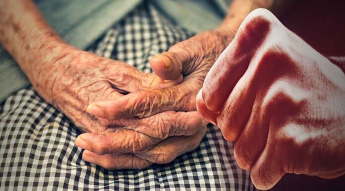 Βίντεο φρίκης με τον άγριο ξυλοδαρμό ηλικιωμένου ζευγαριού από τον 50χρονο γιο τους – Για να τους παίρνει χρήματα